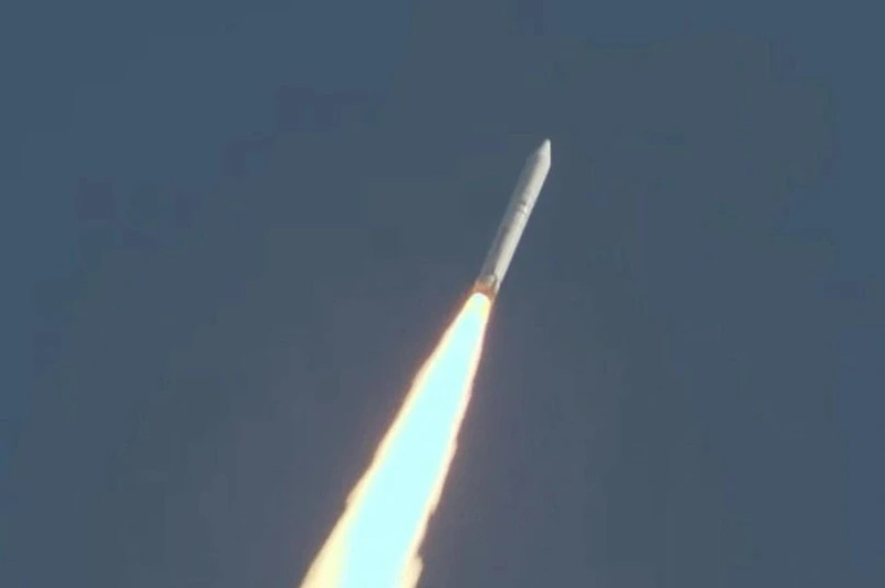 El vehículo de lanzamiento Epsilon-5 que transporta el satélite NanoDragon de Vietnam vuela al espacio. (Fotografía: VNA)