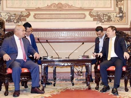 El vicepresidente del Comité Popular de Ciudad Ho Chi Minh, Duong Anh Duc (derecha) y Tom Tate, alcalde de la ciudad de Gold Coast. (Fotografía: VNA)