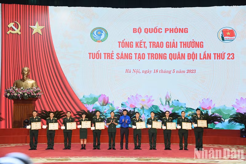 Autoridades del Ministerio de Defensa entregan los primeros premios a los ganadores.