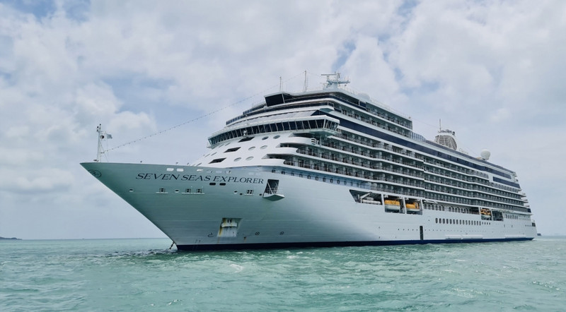 El crucero Seven Seas Explorer atracó en el puerto de Nha Trang. (Fotografía: laodong.vn)
