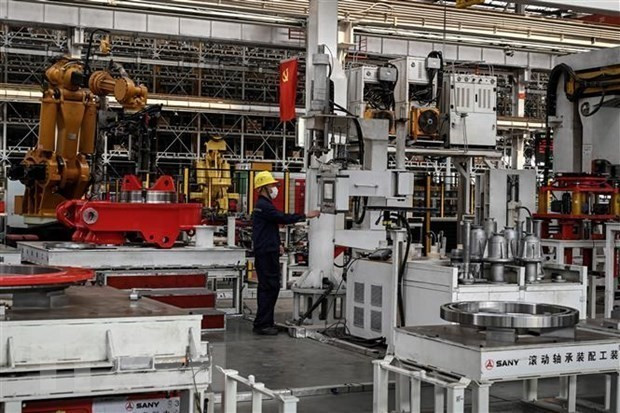 Trabajadores de una máquina de ensamblaje en Pekín, China
