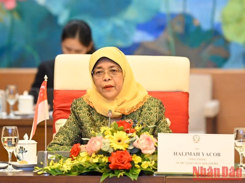 La presidenta Halimah Yacob interviene en el encuentro.