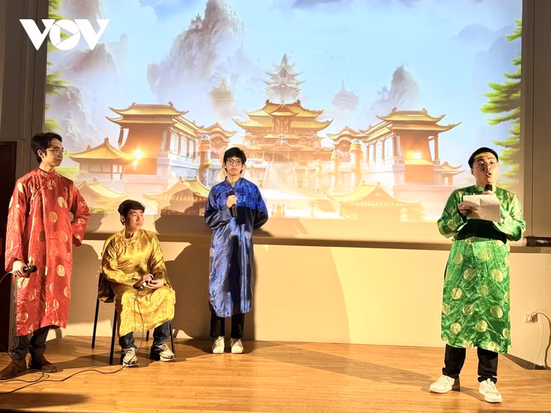 Una actuación original de estudiantes vietnamitas en Grenoble. (Fotografía: VOV)