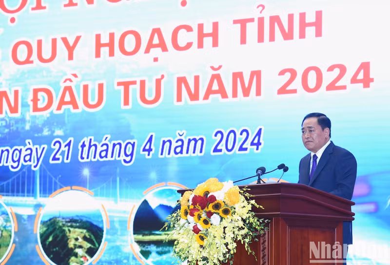 El presidente del Comité Popular de Lang Song, Ho Tien Thien, interviene en el evento.