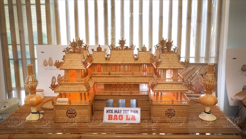 Un modelo hecho de bambú de la icónica Ciudadela Imperial de Hue.