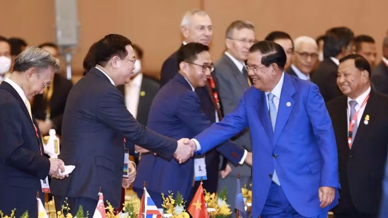 Vuong Dinh Hue y el primer ministro de Camboya, Samdech Techo Hun Sen, en la ceremonia.