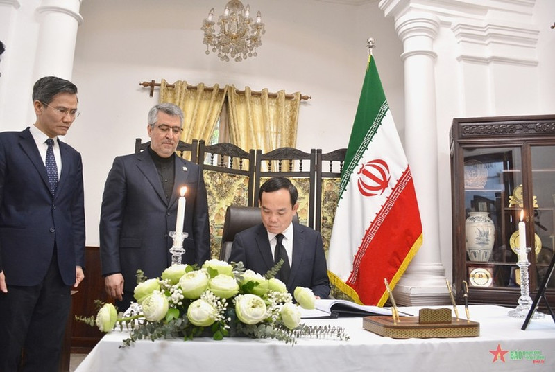 El viceprimer ministro de Vietnam Tran Luu Quang escribe en el libro de condolencias. (Fotografía: qdnd.vn)