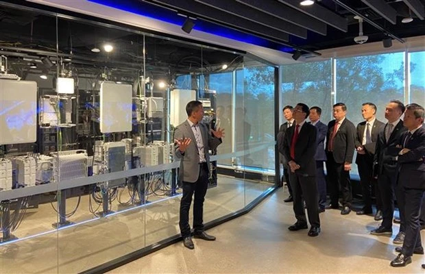 Delegados visitan el laboratorio Future of 5G de Nokia. (Fotografía: VNA)