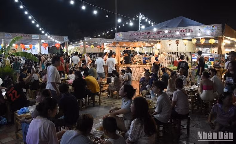 Los stands gastronómicos en la inauguración.
