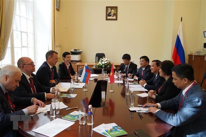 Nguyen Khac Dinh, vicepresidente de la Asamblea Nacional de Vietnam y el vicepresidente del Consejo de la Federación de Rusia, Andrey Yatskin. (Fotografía: VNA)
