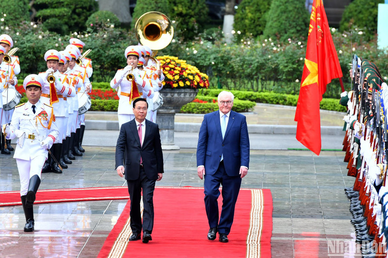 El presidente de Vietnam, Vo Van Thuong, encabeza la ceremonia de bienvenida a su homólogo alemán, Frank-Walter Steinmeier. (Fotografía: Nhan Dan)