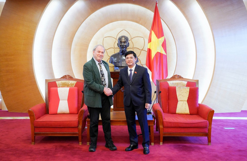 El subjefe del Comité de Ciencias, Tecnologías y Medio Ambiente y presidente del Grupo Parlamentario de Amistad Vietnam-Israel, Nguyen Tuan Anh, y el exmiembro del Parlamento israelí Alexander Lubotzki.