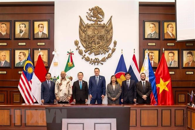 La delegación del Comité de la Asean en México y el gobernador del estado mexicano de Querétaro, Mauricio Kuri González. (Fotografía: VNA)