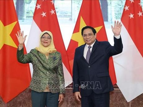El primer ministro de Vietnam, Pham Minh Chinh, recibe a la presidenta singapurense, Halimah Yacob. (Fotografía: VNA)