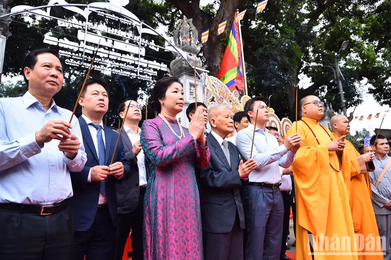 Los asistentes ofrecen inciensos en el Festival.