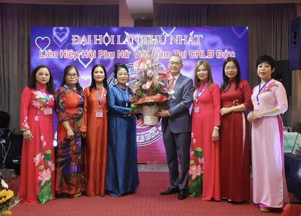 El embajador de Vietnam en Alemania, Vu Quang Minh, y representantes de la Unión. (Fotografía: VNA)