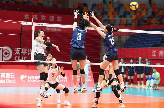 El equipo de voleibol femenino de Vietnam (uniforme azul) en el partido. (Fotografía: VNA)