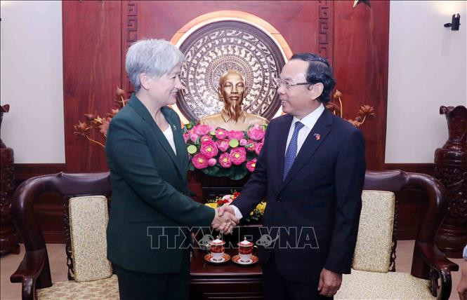 El miembro del Buró Político y secretario del Comité del Partido Comunista de Vietnam en Ciudad Ho Chi Minh, Nguyen Van Nen, y la ministra de Relaciones Exteriores de Australia, Penny Wong. (Fotografía: VNA)
