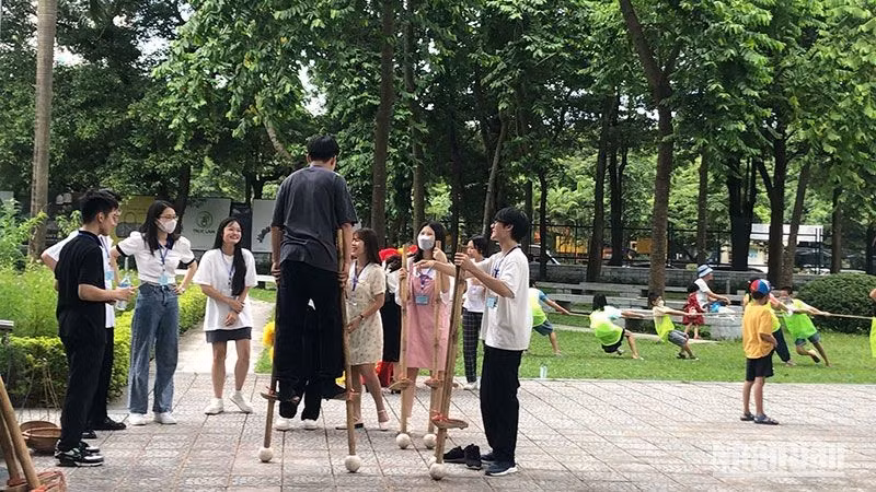 Visitantes en el Museo de Etnología de Vietnam.