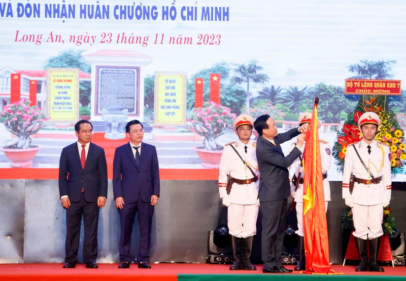 El presidente Vo Van Thuong coloca la Orden Ho Chi Minh en la bandera tradicional de la provincia de Long An. (Fotografía: VNA)