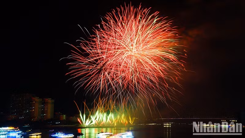 Los fuegos artificiales pintan una imagen diversa de la experiencia humana.