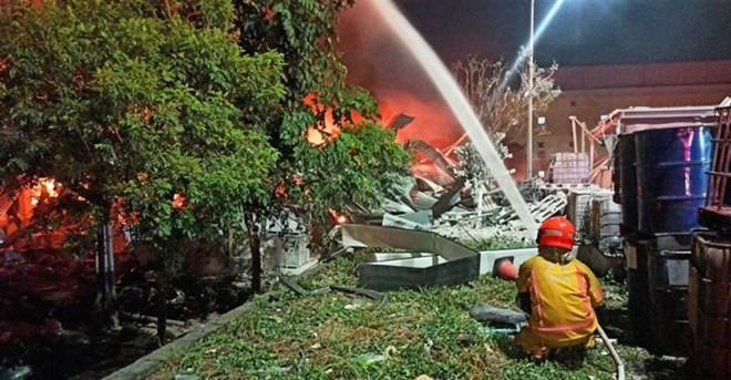 Los bomberos intentan apagar el fuego. (Fotografía: focus taiwán)