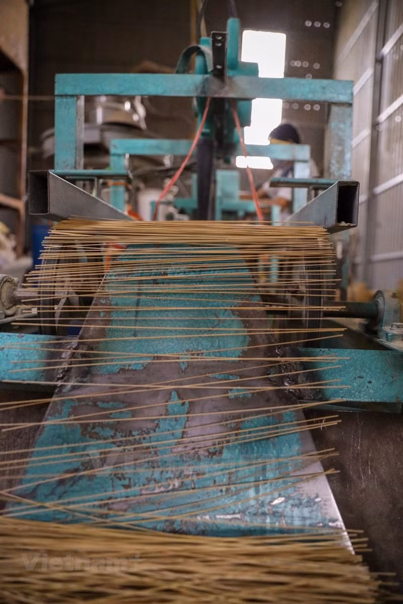 Quang Phu Cau es un pueblo ubicado en las afueras de Hanói que se dedica más que todo a las artesanías, entre lo que está por supuesto la fabricación de incienso para el consumo interno del país y para la exportación, siendo una fuente de ingresos importante para la economía. Como son culturas tan espirituales, tradicionales y religiosas el incienso es muy usado para rituales y homenajes tiene una demanda muy alta. Una de sus tareas es producir el incienso para el año nuevo lunar. Esta sustancia aromática, que se quema para señalar acontecimientos relevantes y conectar con el mundo espiritual, es desde hace miles de años un icono de la cultura vietnamita. Quang Phu Cau es un pueblo ubicado en las afueras de Hanói que se dedica más que todo a las artesanías, entre lo que está por supuesto la fabricación de incienso para el consumo interno del país y para la exportación, siendo una fuente de ingresos importante para la economía. Como son culturas tan espirituales, tradicionales y religiosas el incienso es muy usado para rituales y homenajes tiene una demanda muy alta. Una de sus tareas es producir el incienso para el año nuevo lunar. Esta sustancia aromática, que se quema para señalar acontecimientos relevantes y conectar con el mundo espiritual, es desde hace miles de años un icono de la cultura vietnamita.