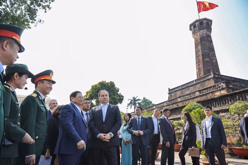 El primer ministro de Vietnam, Pham Minh Chinh, y su homólogo bielorruso, Roman Golovchenko, visitan la Torre de la Bandera de Hanói. (Fotografía: VNA)