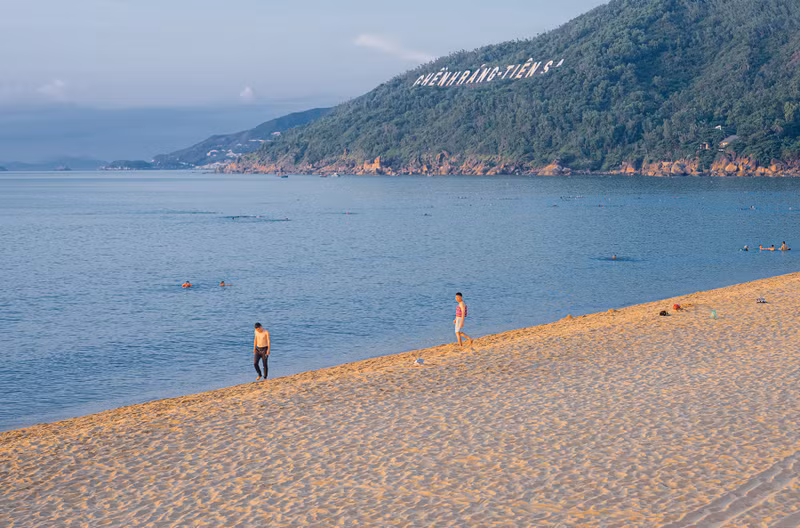 Después de las 6:30, cuando el sol ya está alto, la playa de Ghenh Rang - Tien Sa está desierta.