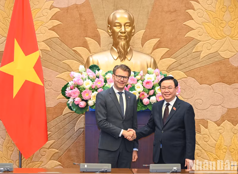 El presidente de la Asamblea Nacional de Vietnam y el presidente del Parlamento Europeo para las Relaciones con los Países del Sudeste Asiático y la Asean, Daniel Caspary. (Fotografía: Nhan Dan)