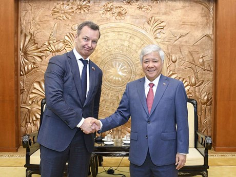 El presidente del Comité Central del Frente de la Patria de Vietnam, Do Van Chien, y el primer vicepresidente del Consejo de la Federación de Rusia (Cámara alta), Andrey Yatskin (Fotografía: quochoi.vn)