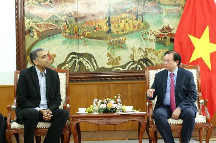 El viceministro de Cultura, Deporte y Turismo de Vietnam, Ta Quang Dong, y el vicepresidente de la Asociación de Cinematografía de Estados Unidos (MPA), Trevor Fernández.