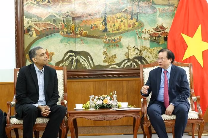 El viceministro de Cultura, Deporte y Turismo de Vietnam, Ta Quang Dong, y el vicepresidente de la Asociación de Cinematografía de Estados Unidos (MPA), Trevor Fernández.