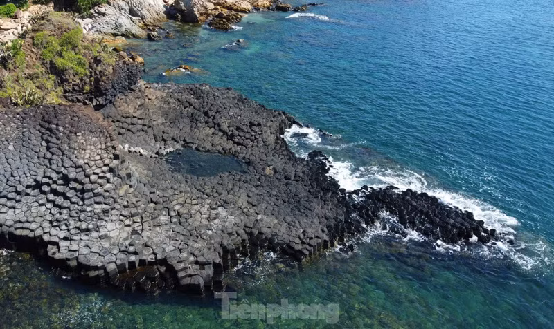 Ghenh Da Dia está formado por columnas de basalto, creadas por flujos de lava fundida de erupciones volcánicas hace cientos de millones de años en la meseta de Van Hoa, a unos 40 kilómetros de distancia. Ghenh Da Dia está formado por columnas de basalto, creadas por flujos de lava fundida de erupciones volcánicas hace cientos de millones de años en la meseta de Van Hoa, a unos 40 kilómetros de distancia.