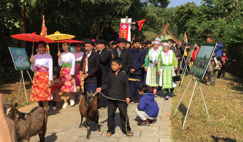 Singular feria de grupos étnicos en Aldea de Cultura y Turismo de Etnias Minoritarias de Vietnam.