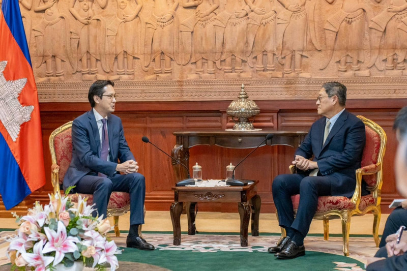 El viceministro de Relaciones Exteriores de Vietnam Do Hung Viet y el viceprimer ministro y ministro de Relaciones Exteriores y Cooperación Internacional de Camboya, Sok Chenda Sophea. (Fotografía: VNA)