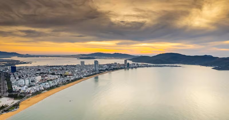 Situada en la costa del centro del país, la ciudad de Quy Nhon tiene una playa que se extiende en arco desde el cabo Tan hasta Ghenh Rang.