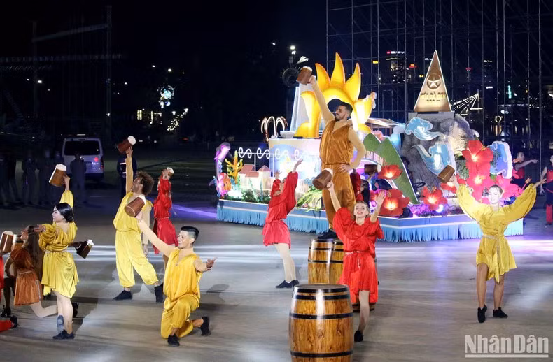 La actuación muestra el ambiente de la fiesta de la cerveza..