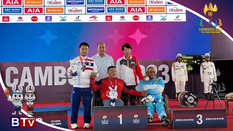 El pesista Nguyen Van Hung recibe la medalla de oro. (Fotografía: VNA)