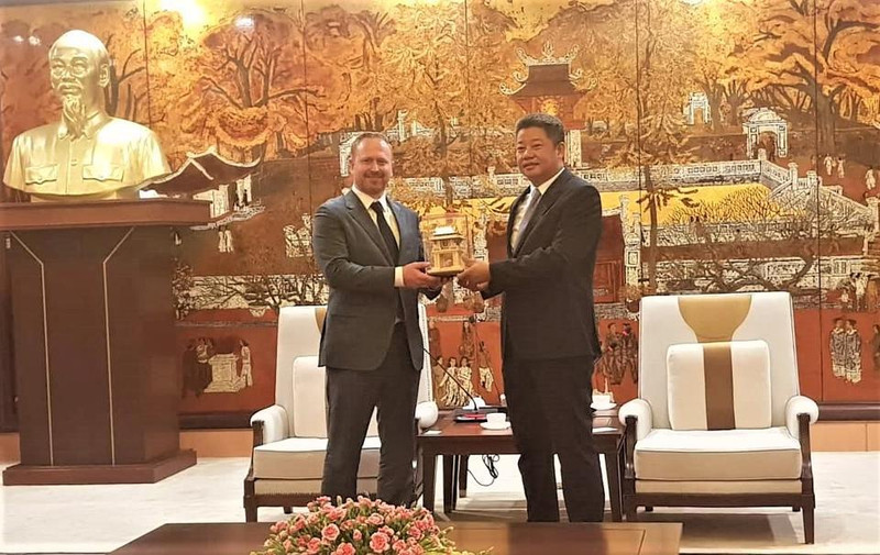 El vicepresidente del Comité Popular de Hanói, Nguyen Manh Quyen, y el vicepresidente senior de CNN, Robert Bradley.