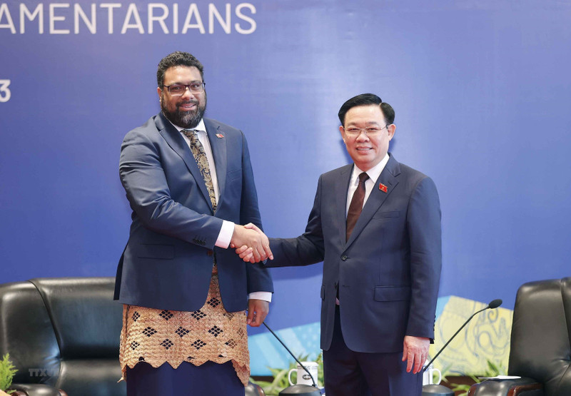 El presidente de la Asamblea Nacional de Vietnam, Vuong Dinh Hue, y su homólogo de Tonga, Lord Fakafanua. (Fotografía: VNA)