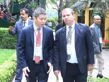 El presidente del Instituto Cubano de Amistad con los Pueblos (ICAP), Fernando González Llort, y Phan Anh Son, vicepresidente y secretario general de la Unión de Organizaciones de Amistad de Vietnam (VUFO). (Fotografía: qdnd.vn)