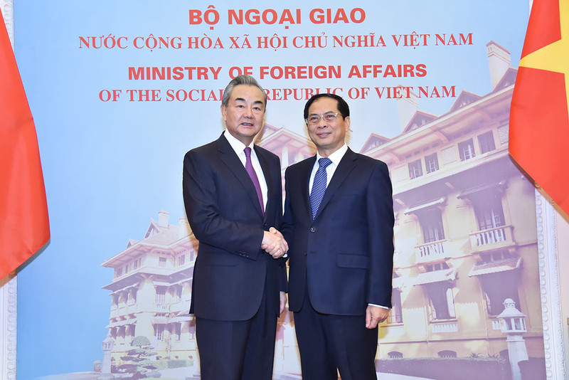 El ministro de Relaciones Exteriores, Bui Thanh Son (derecha), y el miembro del Buró Político, jefe de la Oficina del Comité la Comisión de Asuntos Exteriores del Comité Central del Partido Comunista y canciller de China, Wang Yi. (Fotografía: Ministerio de Relaciones Exteriores de Vietnam)