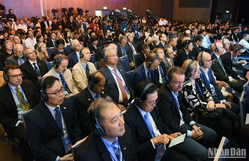 Representantes extranjeros en el evento.