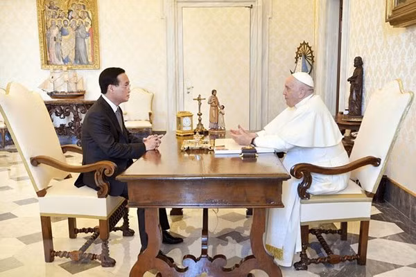 El presidente Vo Van Thuong se reúne con el Papa Francisco. (Fotografía: VNA)