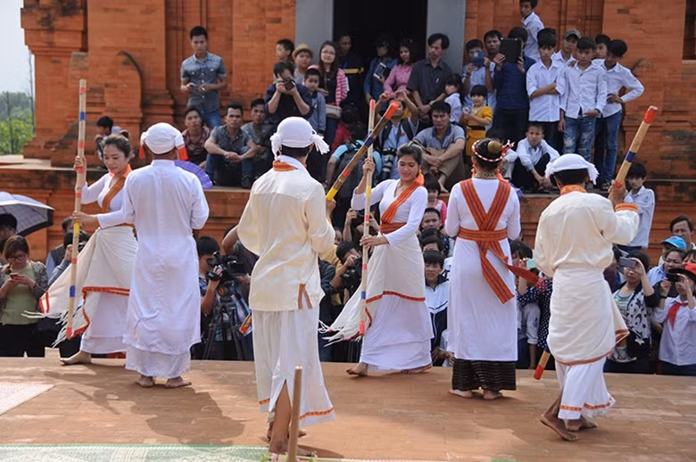La danza de ceremonia. La danza de ceremonia.