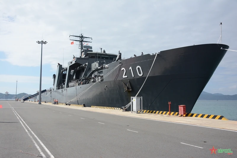El buque de desembarco RSS ENDEAVOUR. (Fotografía: qdnd.vn)
