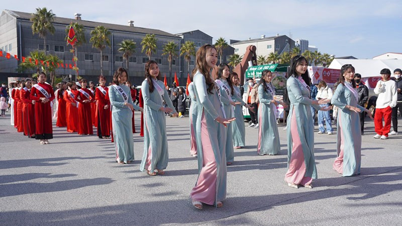 Un espectáculo de Ao Dai en el evento.