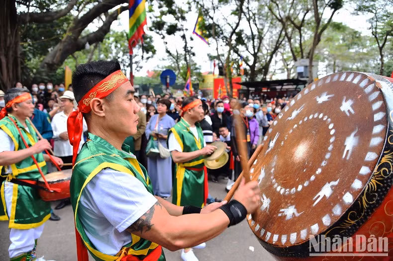 El sonido de tambores y gongs crea un ambiente vibrante y bullicioso.