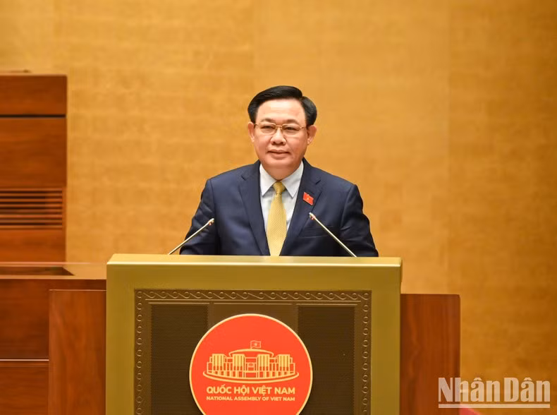 El presidente parlamentario Vuong Dinh Hue promuncia un discurso de clausura de la conferencia.